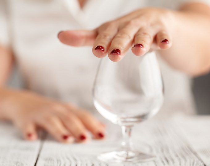 Как отказаться от алкоголя за новогодним столом и при этом не врать